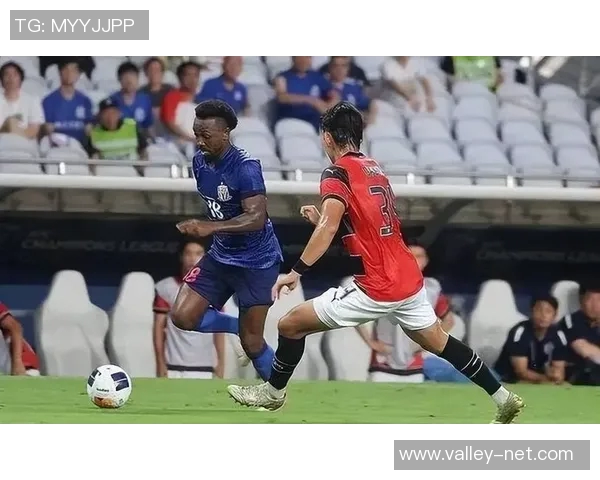 上港与苏宁激战在即胜负悬念引发球迷热议与期待